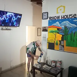  Albergue Yellow House